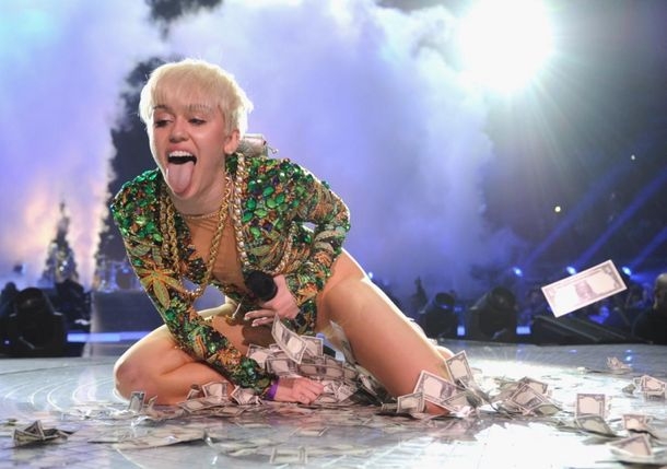 
	
	Miley hiện đang bận rộn với tour diễn Banger.